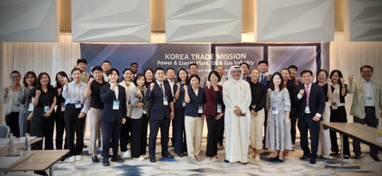 지난 5일 한국남부발전과 부산지방중소벤처기업청이 주관한 1:1 바이어 매칭 수출상담회 참가자들이 기념촬영을 하고 있다. <남부발전>